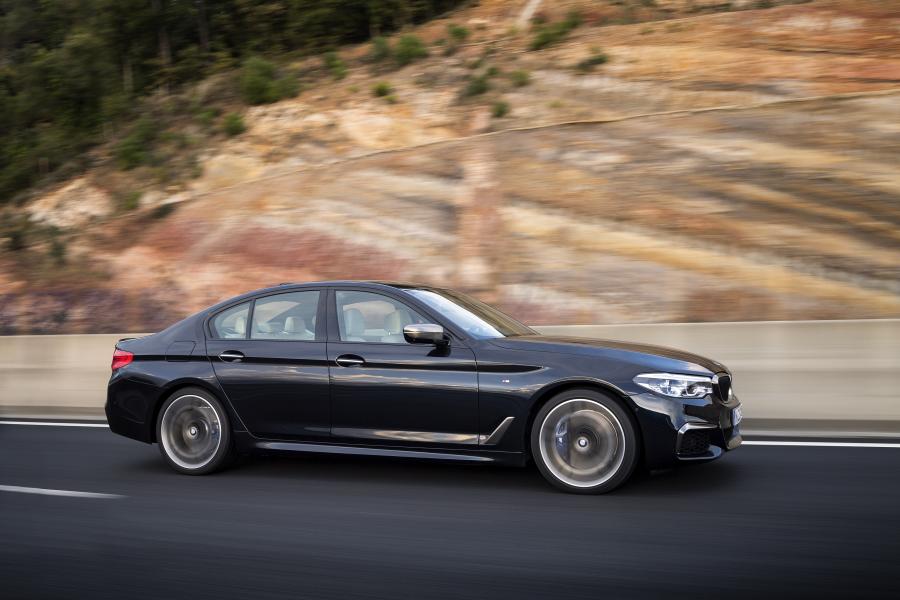  BMW M550i xDrive Sedan 2017 года  (WW) (фото 30 из 48)